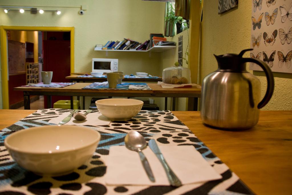Feetup Home Backpackers บาเลนเซีย ภายนอก รูปภาพ