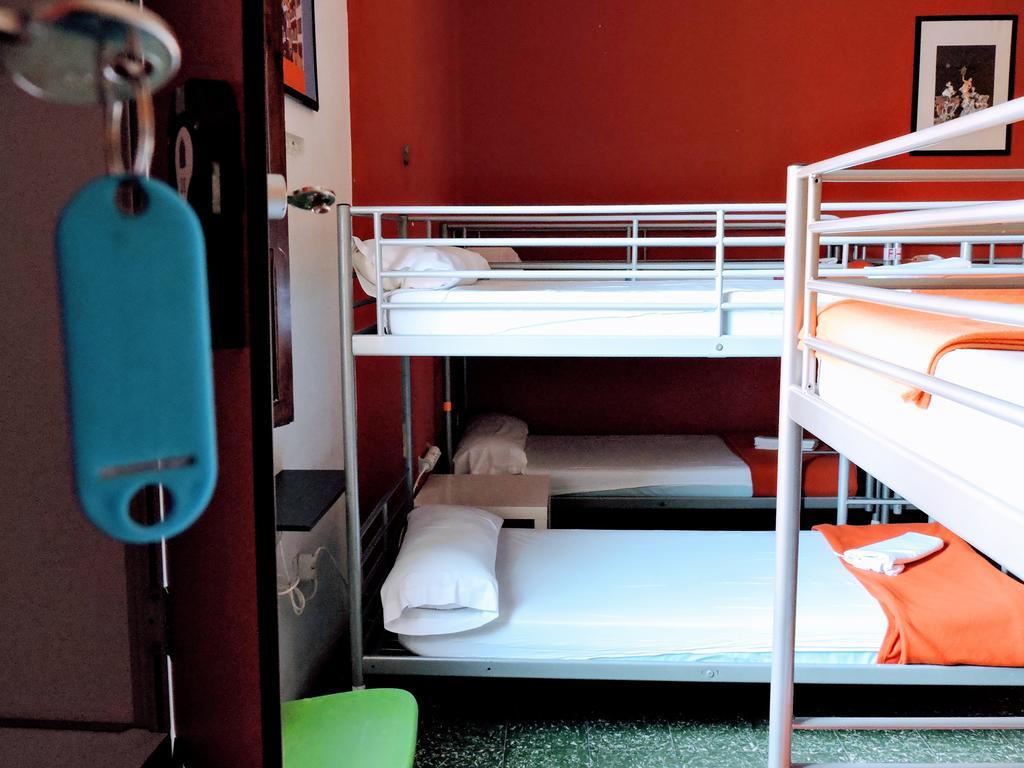 Feetup Home Backpackers บาเลนเซีย ภายนอก รูปภาพ