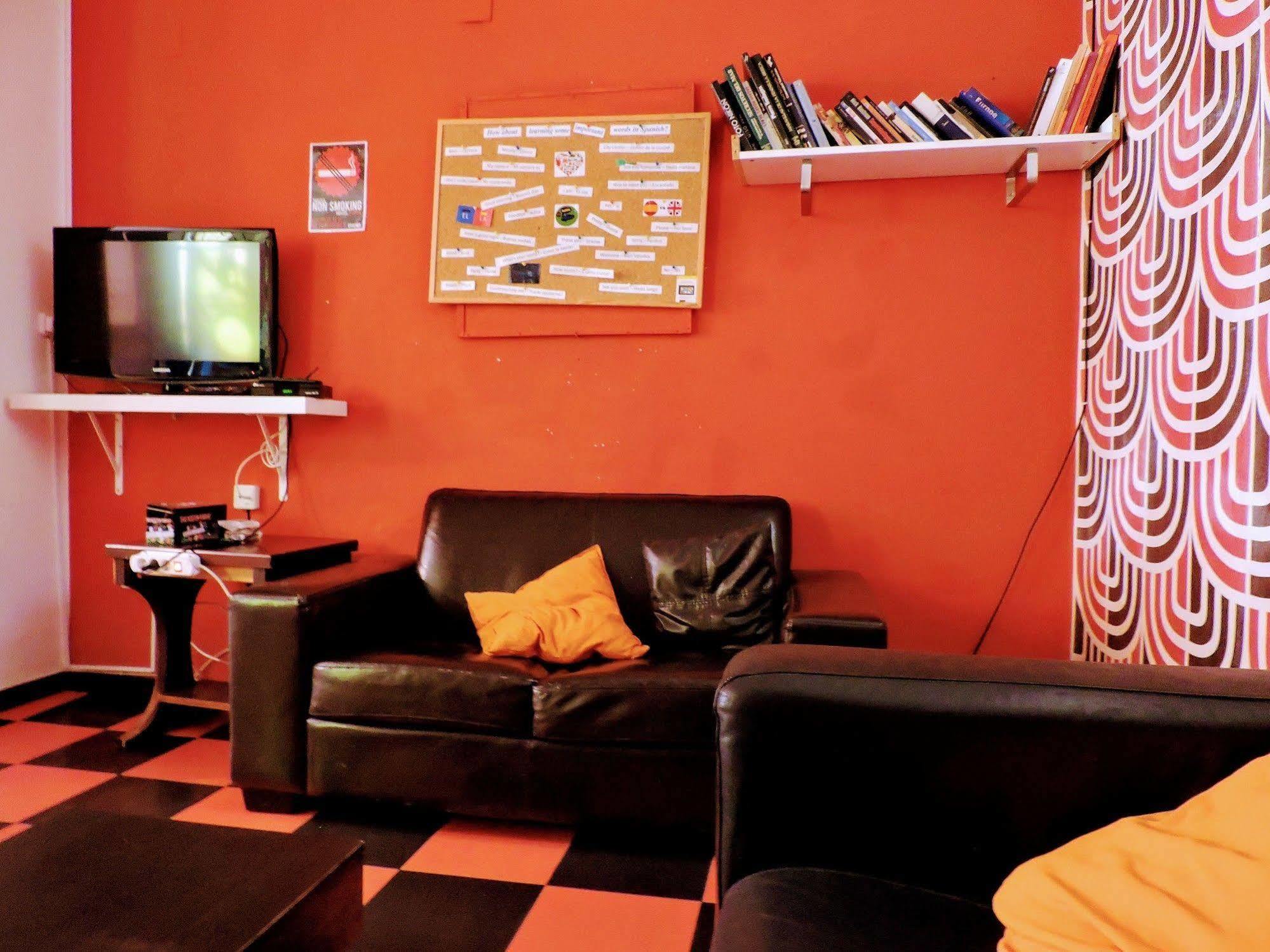 Feetup Home Backpackers บาเลนเซีย ภายนอก รูปภาพ