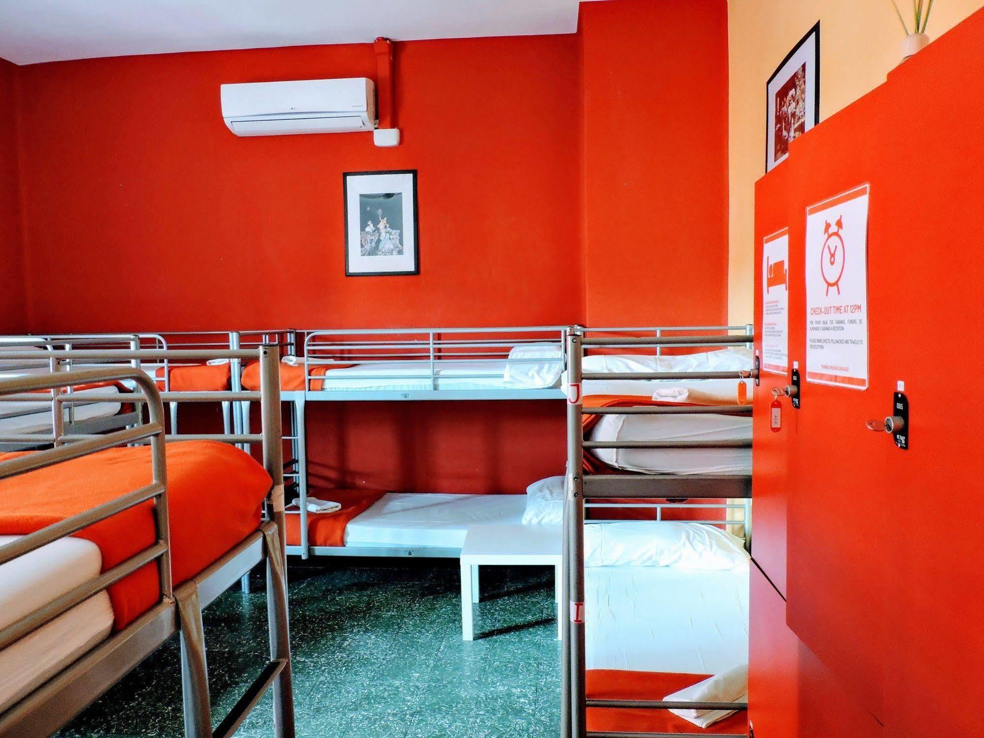Feetup Home Backpackers บาเลนเซีย ภายนอก รูปภาพ