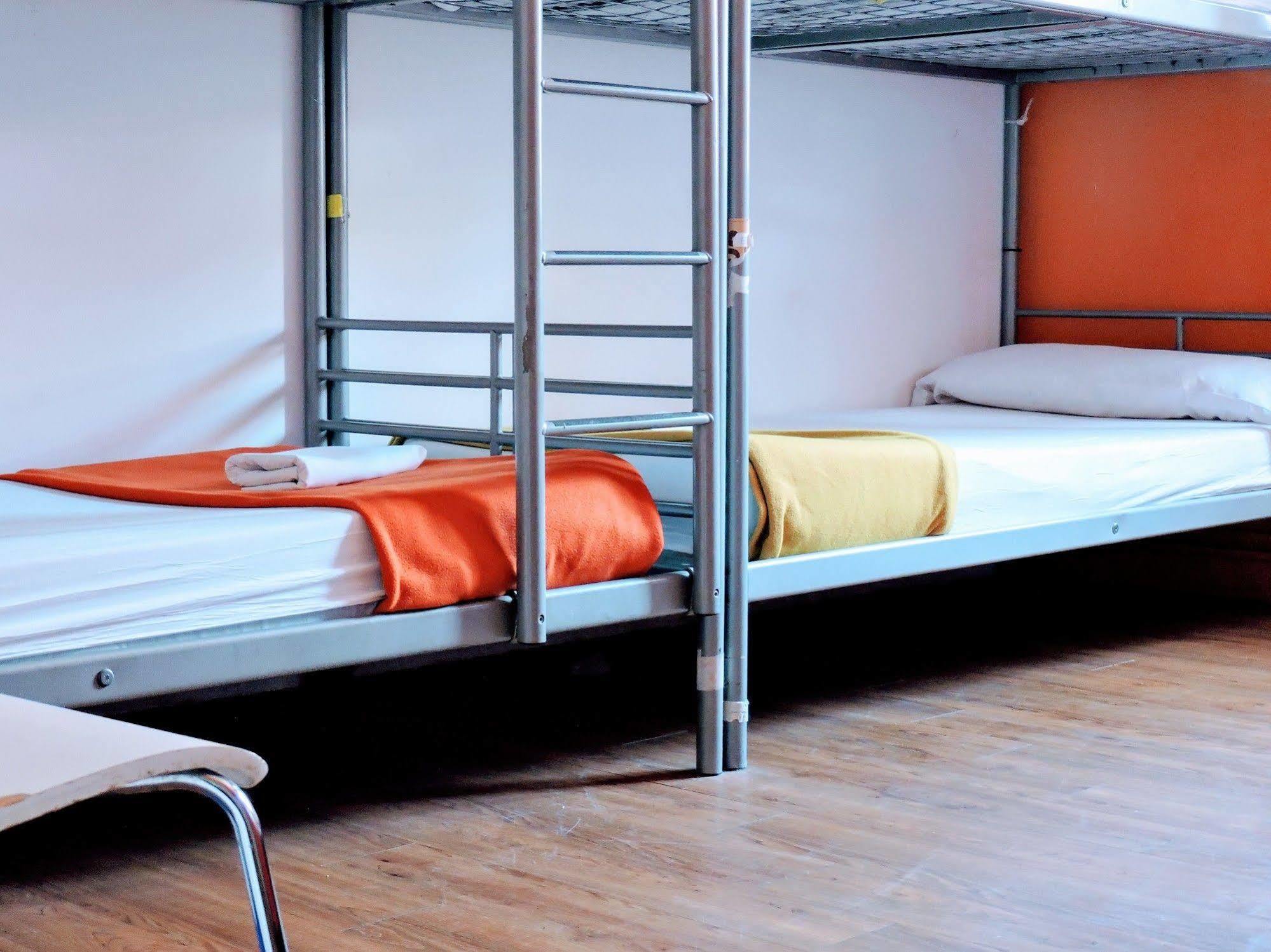 Feetup Home Backpackers บาเลนเซีย ภายนอก รูปภาพ