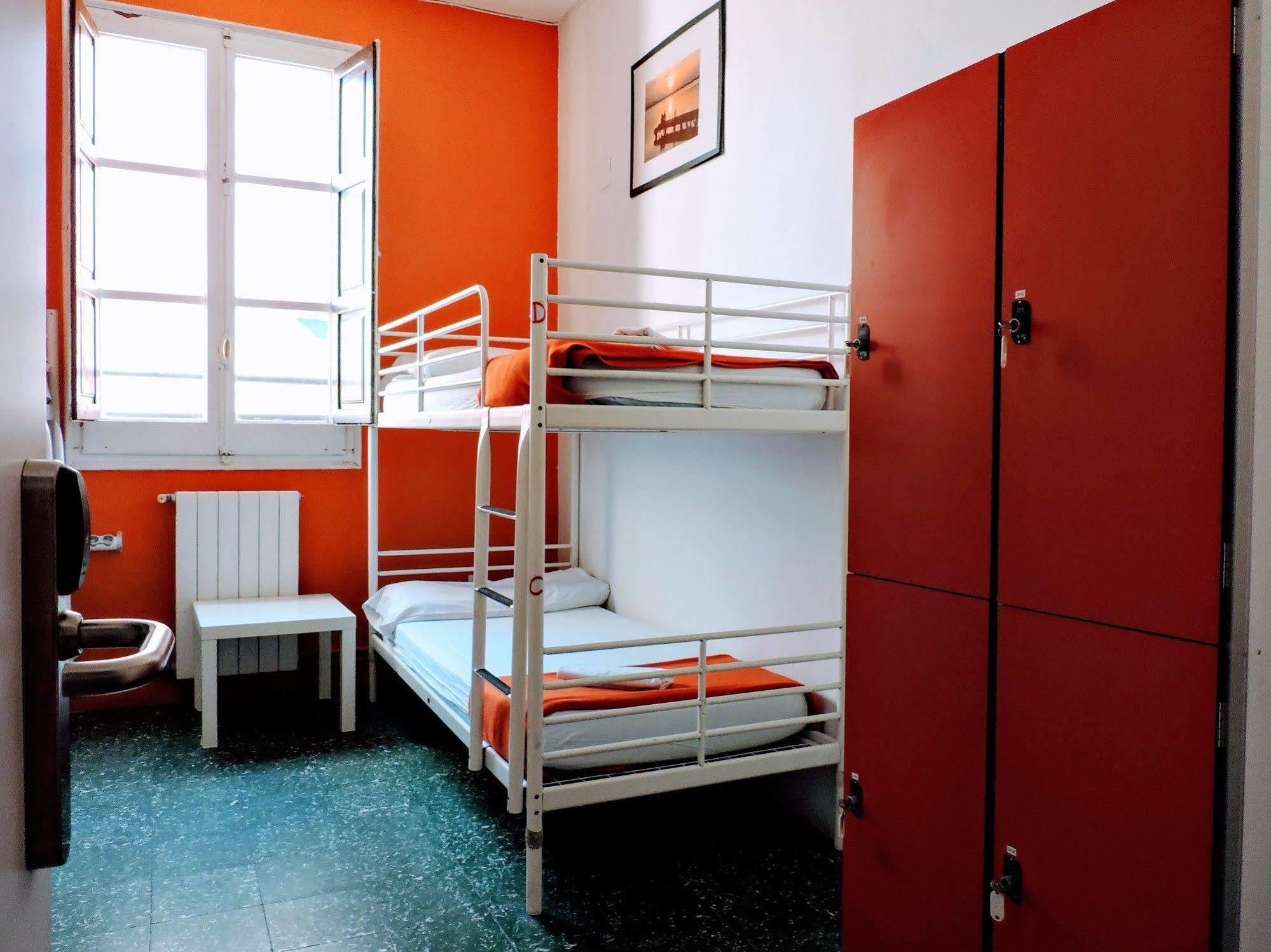 Feetup Home Backpackers บาเลนเซีย ภายนอก รูปภาพ